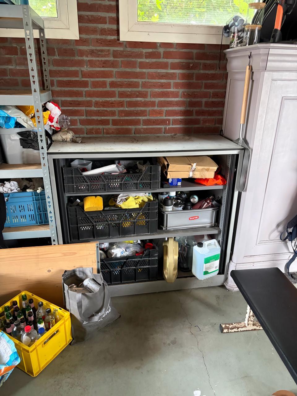 Te koop: metalen schuifdeur kasten.
