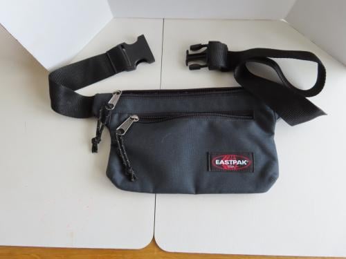 Heub tasje Merk: Eastpak Kleur: zwart Breed: 23 cm Hoog: 15 cm €.10,00