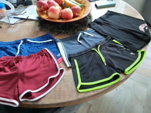 5 sportbroeken 140-146 en 152 158