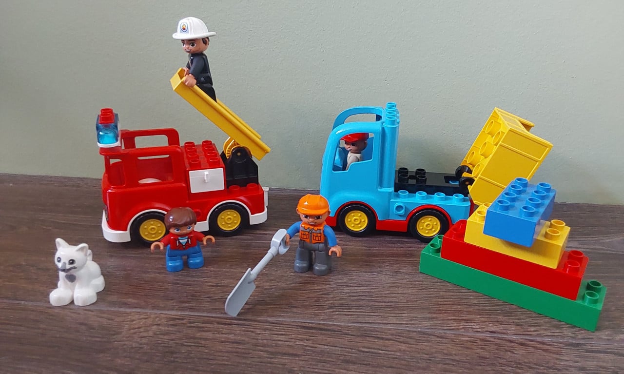 Lego Duplo brandweerwagen en Lego Duplo truck.