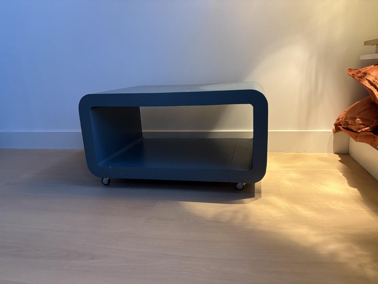 Verschillende kisten en bijzettafels