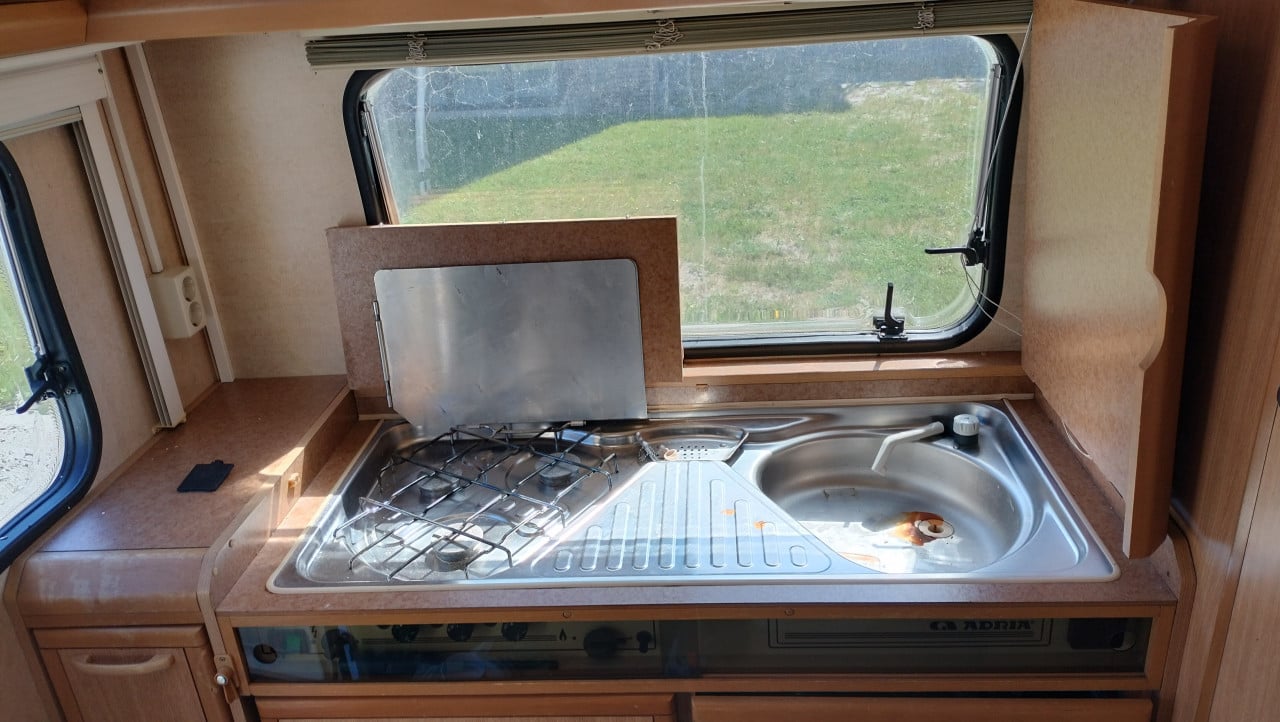 Adria caravan met voortent