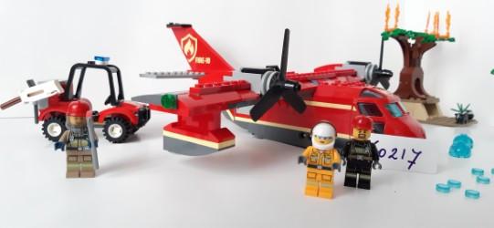 LEGO City 60217: Blusvliegtuig met auto en bomen