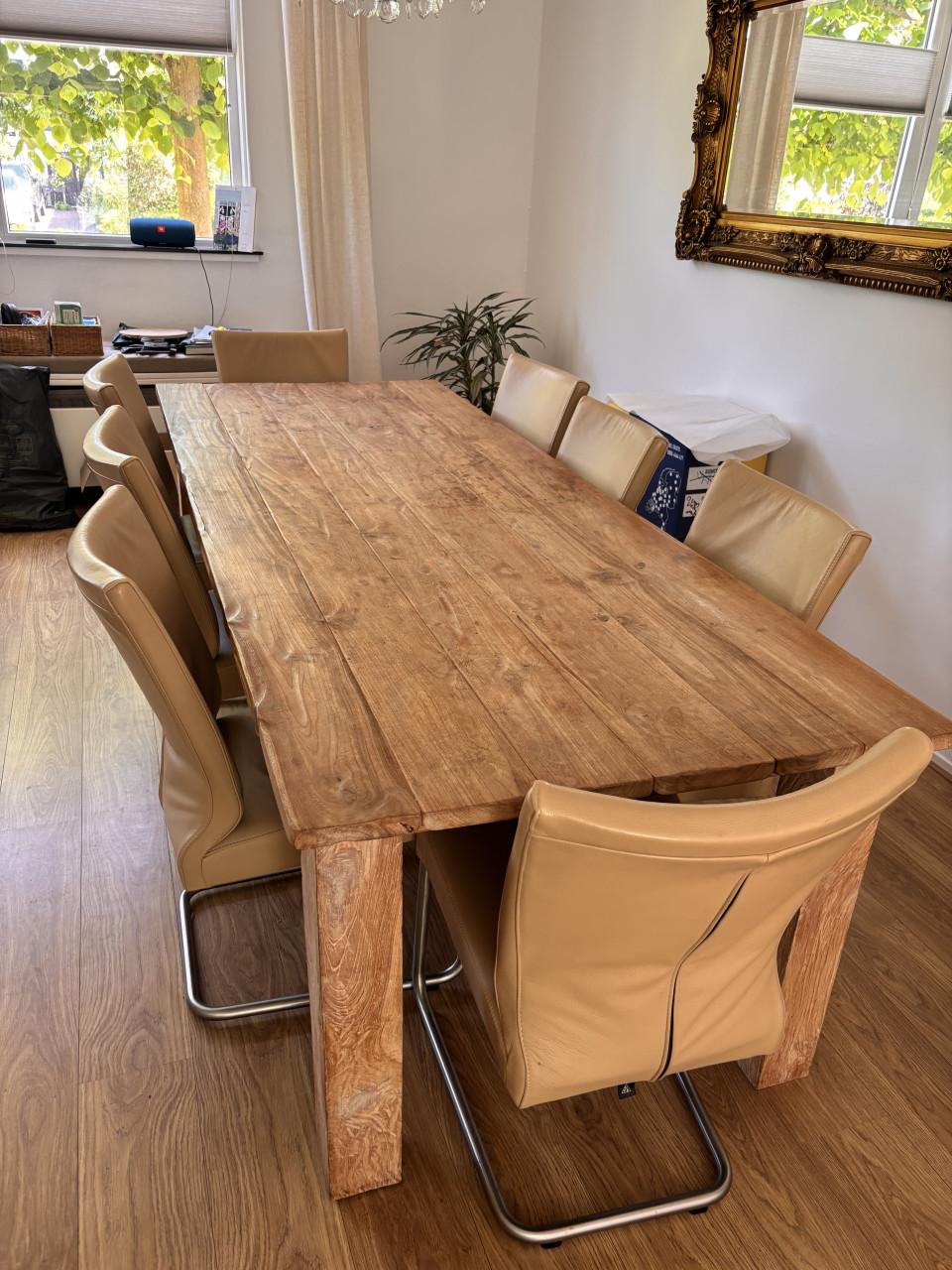 Robuuste houten eettafel met stoelen!