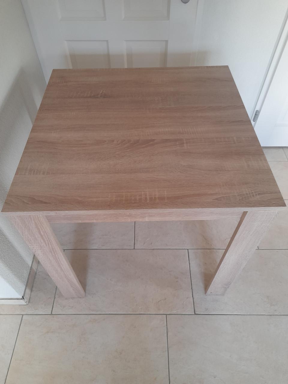 Nette tafel 80 x 80  x 75 H (z.g.a.n.)