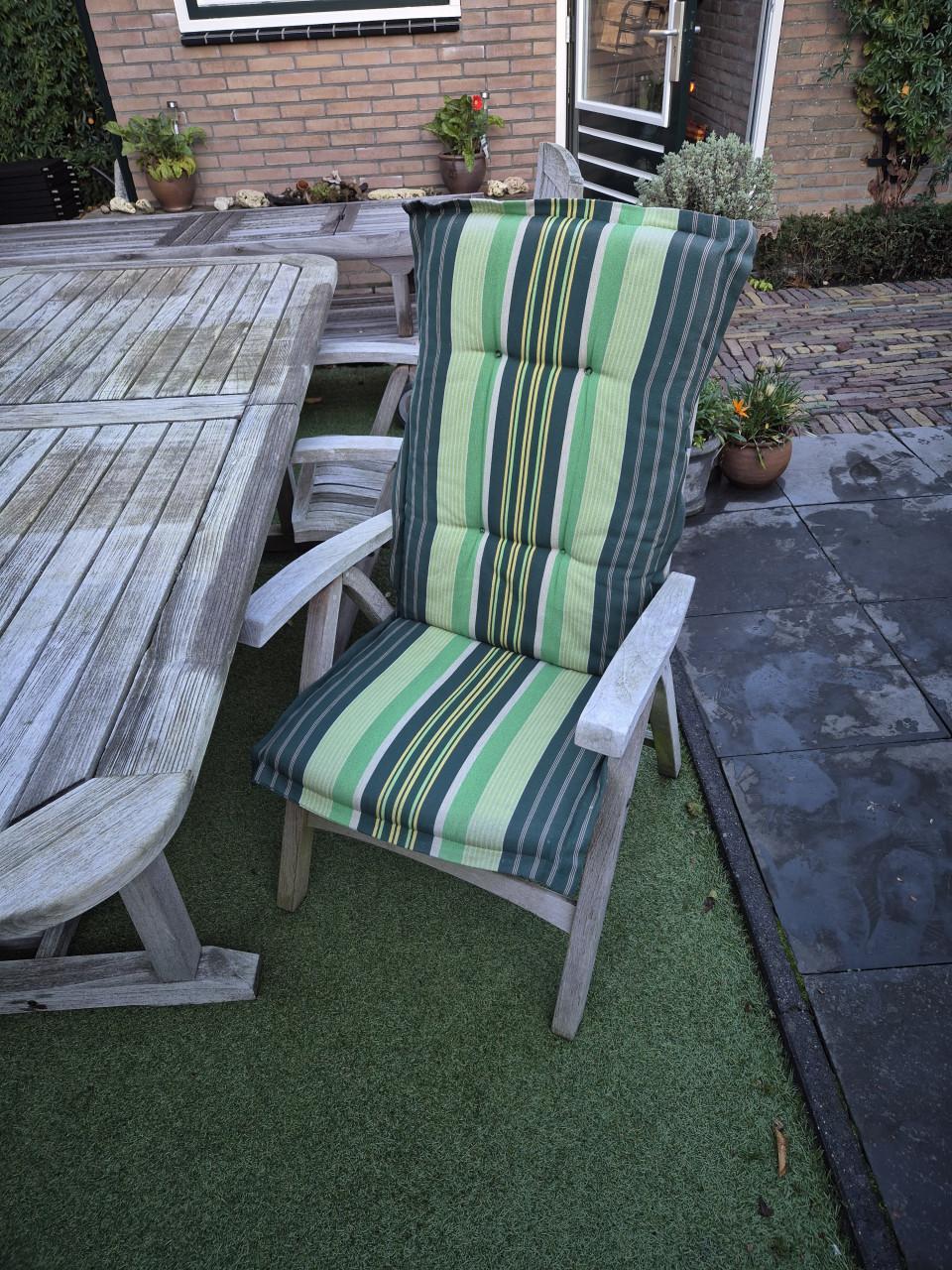 Teakhouten tuinset plus 4 kussens.