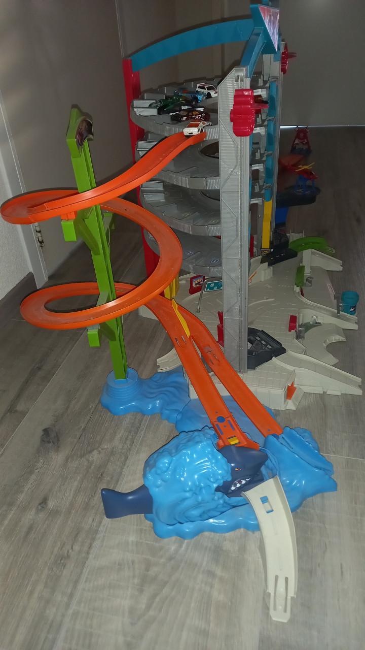 Hotwheel garage haai en brug en toebehoren