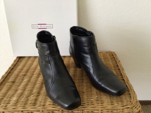 Dames enkellaarsjes (leer) maat 41, prijs 4 euro