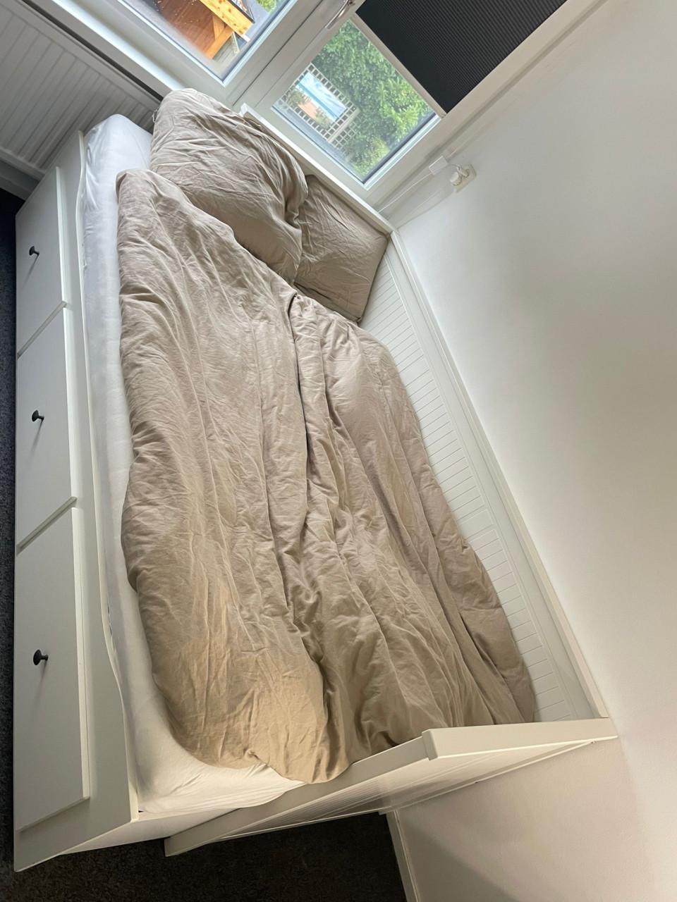 Een / tweepersoonsbed / zitbank in 1 meubel