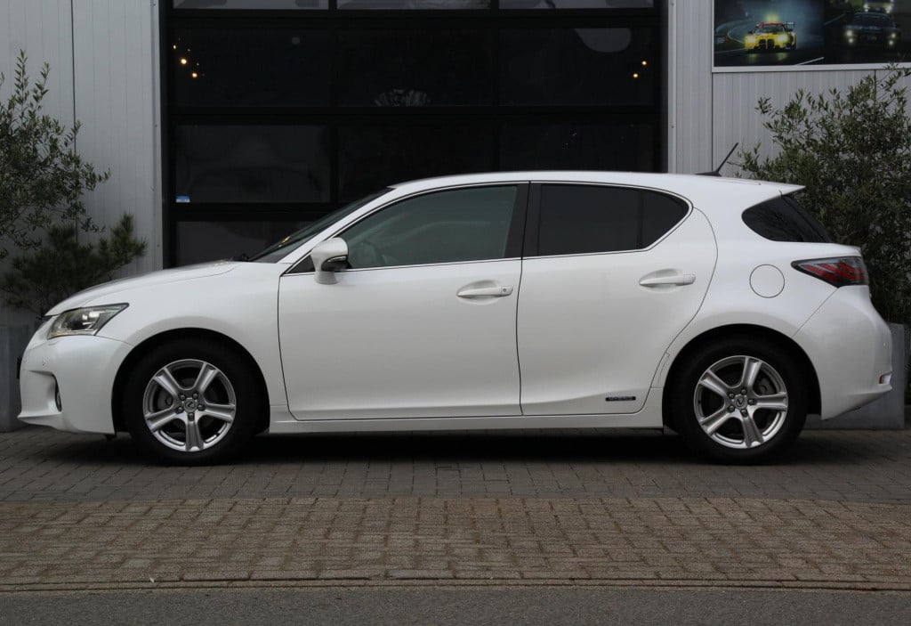 Lexus Ct 200h hybrid - pdc rondom + camera - stoel verw - xenon - parelwit 