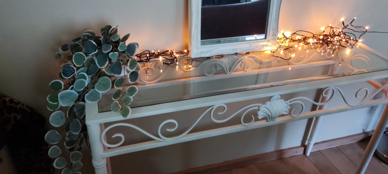 Stevige wit metalen side table / long john met glazen facet blad