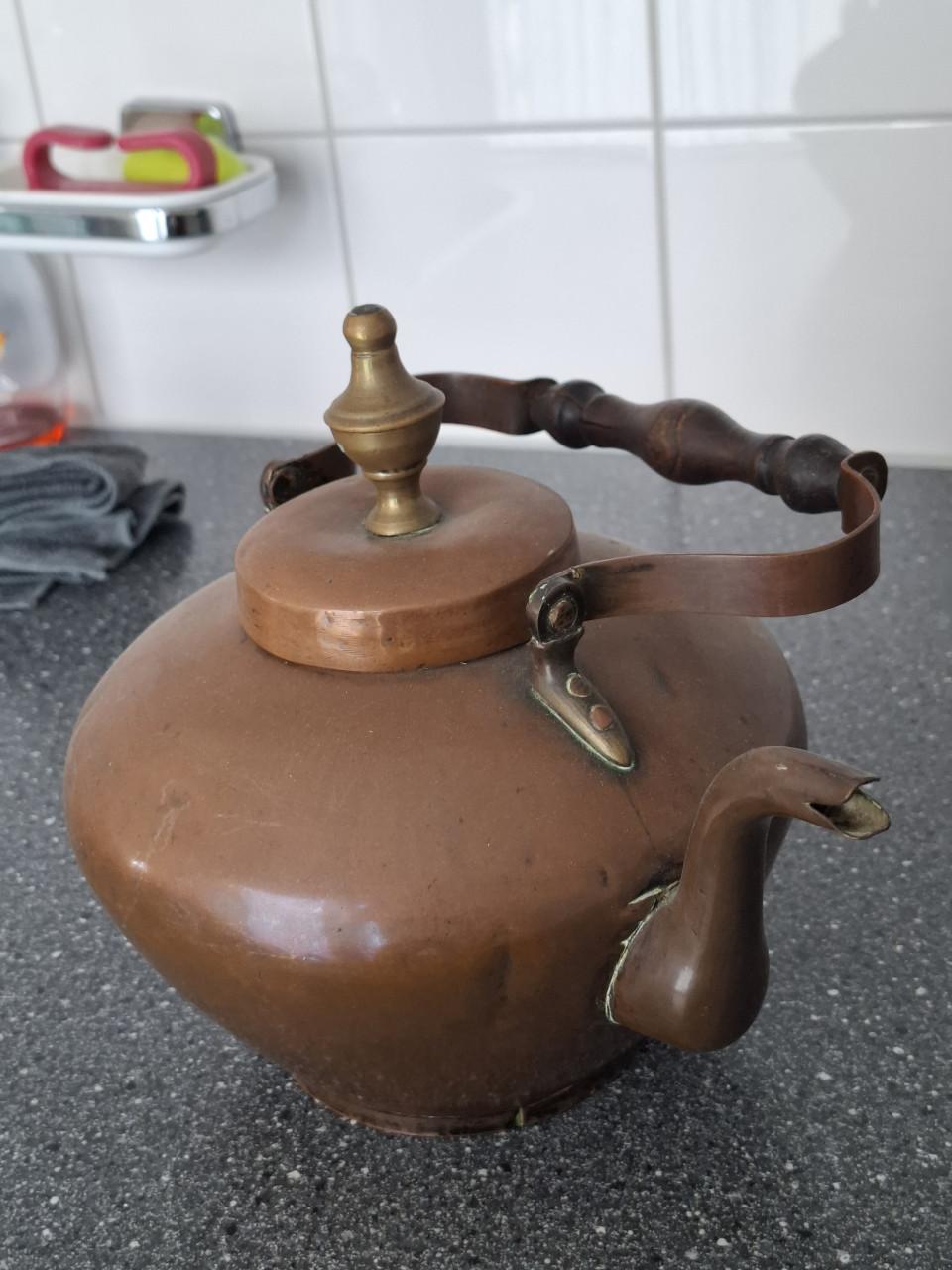 Oude koperen water ketel