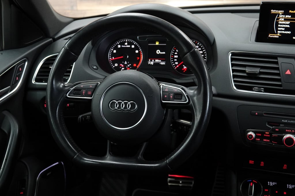 Audi Q3 s-line | drive select | bose | pdc |