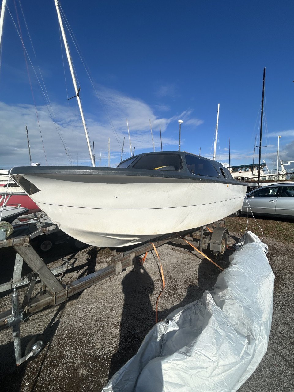 Kajuitboot Yamaha 20 PK met wat werk