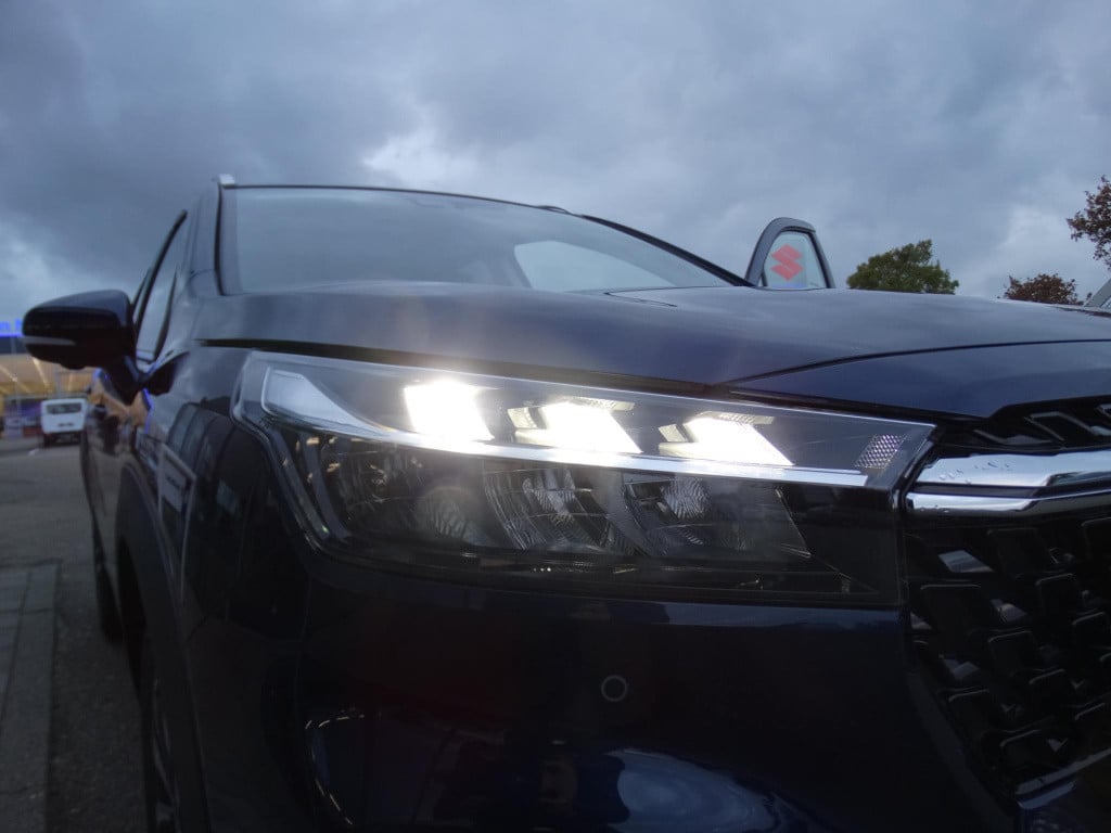 Suzuki Sx4 S-cross 1.4 boosterjet style smart hybrid €2500 suv deals
