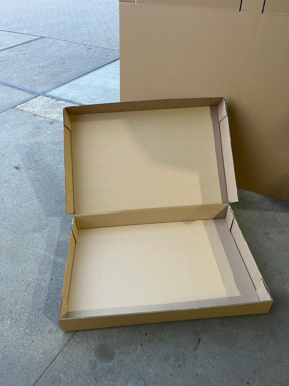 Partij dozen en inpakmateriaal