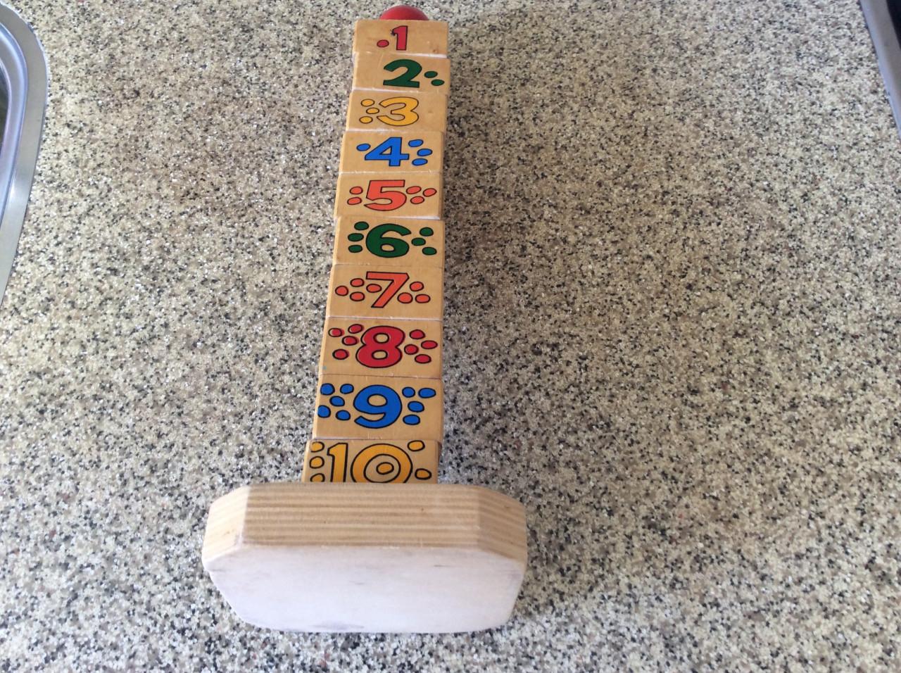 Stapeltoren, houten blokken en doos met blokken en knoppuzzels.