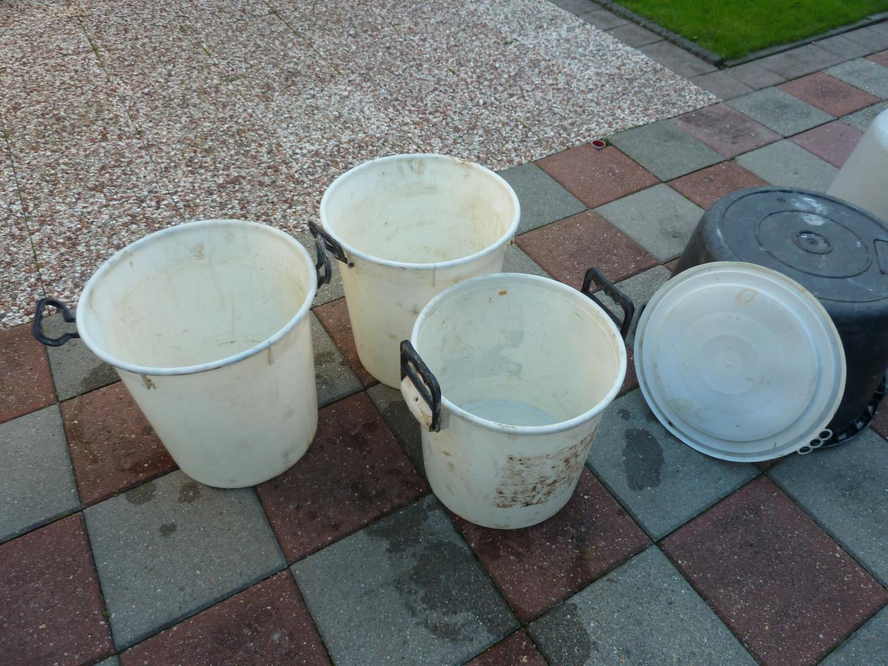 2 specie kuipen en 3 grote emmers