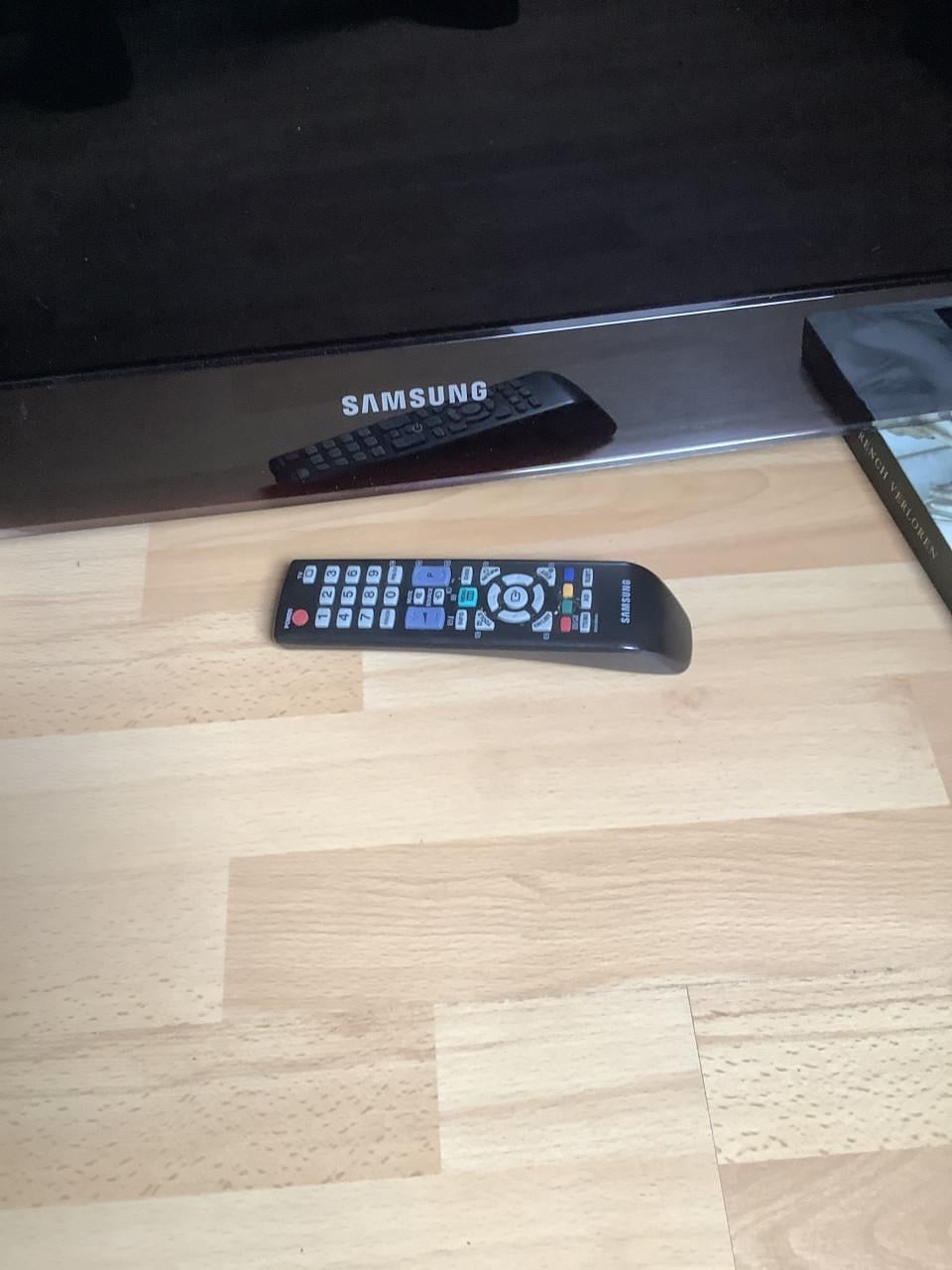 Samsung UE40B6000VP televisie. Zonder voet. Met afstandsbediening.