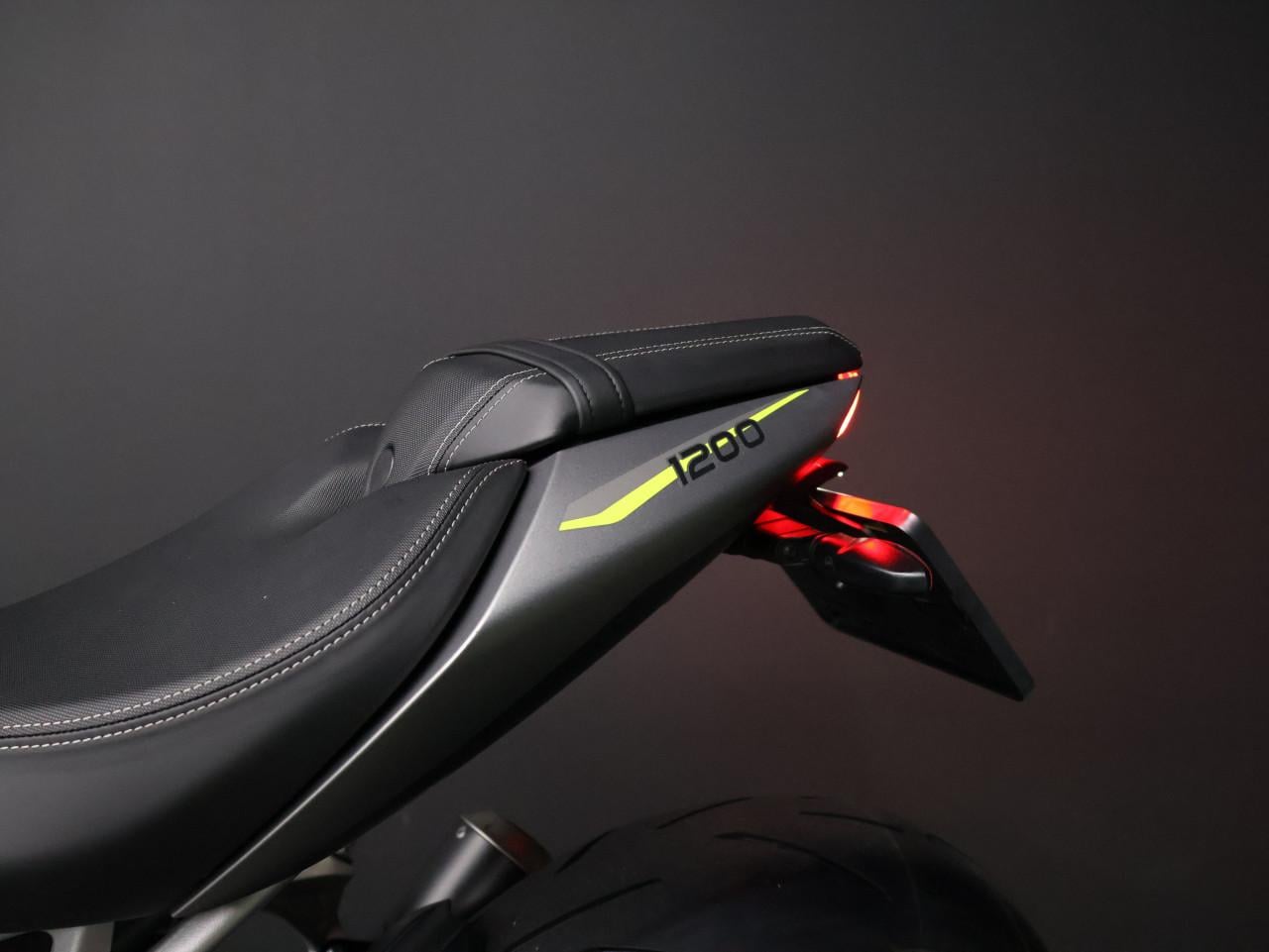 SPEED TRIPLE RS | Silver Ice