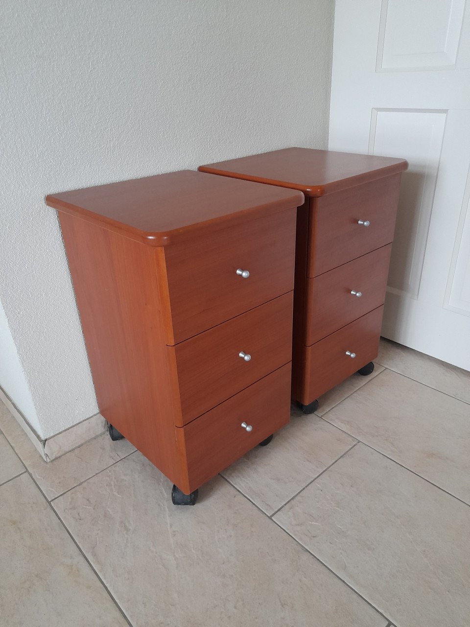 2 Nachtkastjes 38 x 40 x 65H (z.g.a.n.)