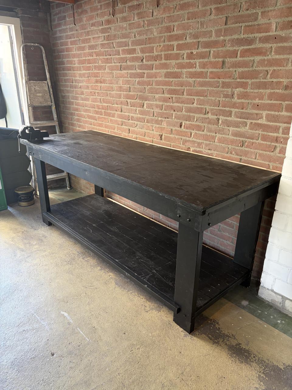 Werkbank met bankschroef