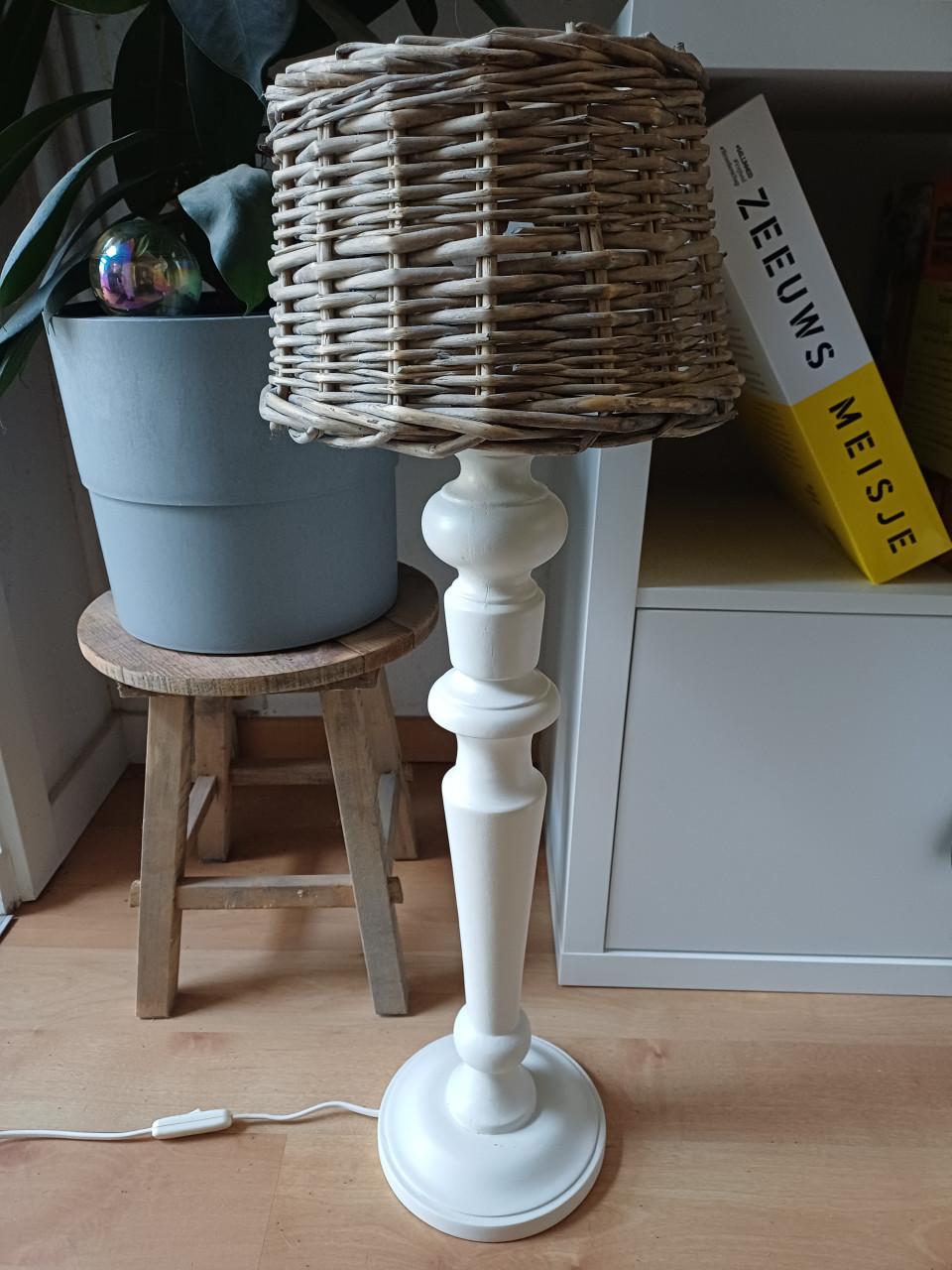 Supermooie hoge, landelijke TAFELLAMP met RIETEN kap!