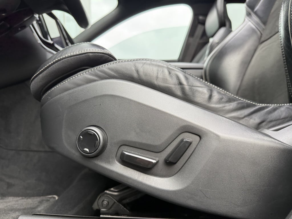 Volvo XC60 t8 390pk recharge r-design| panodak| luchtvering| trekhaak| came