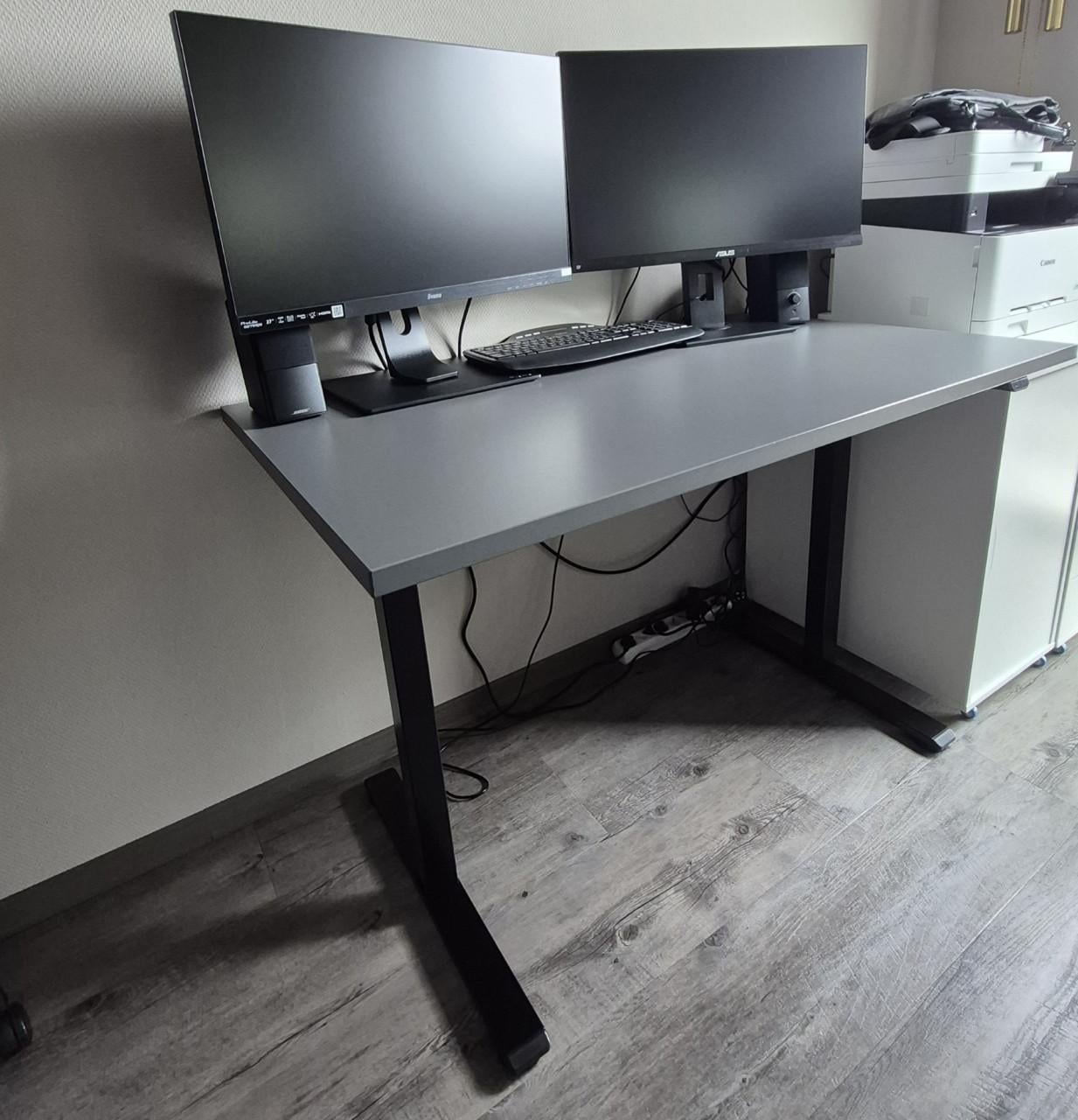 Elektrisch verstelbaar bureau + bureaustoel