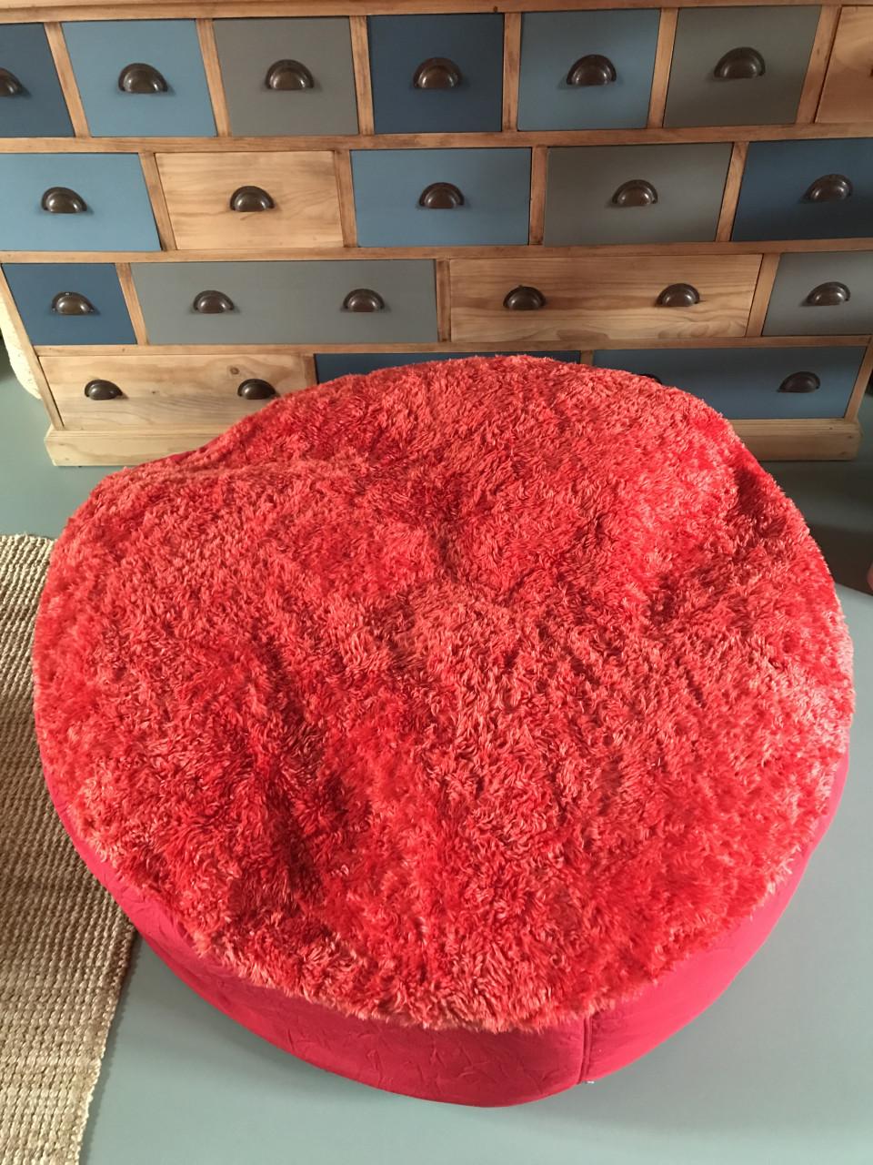 Rode grote opblaasbare poef