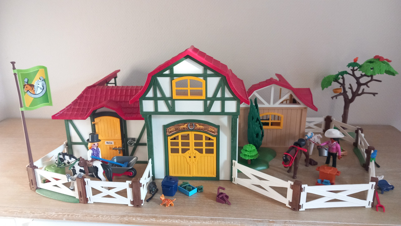 Playmobil manege met boxen en weides set 6926