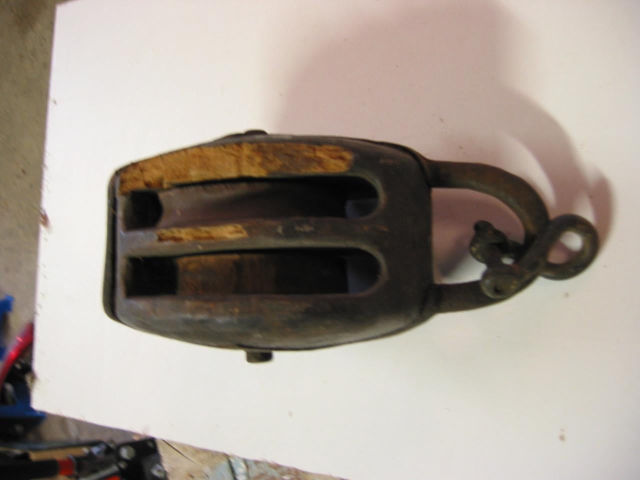 Scheepsblok met gesmeed buitenbeslag