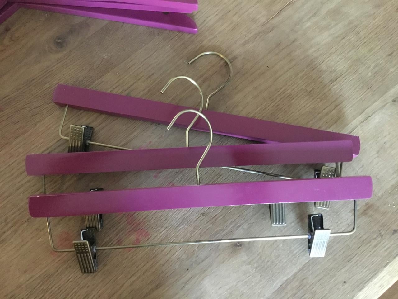 Kledinghanger fuchsia kleur