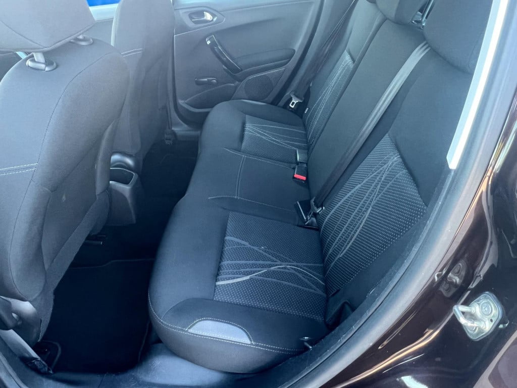 Peugeot 208 1.2 vti envy, navi, trekhaak enz...