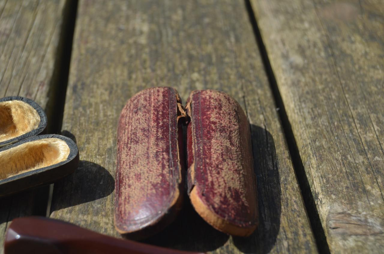 2 Antieke etuitjes voor rookwaar + pijpje