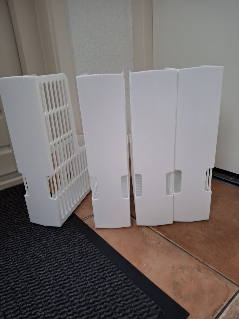 4 witte en 1 groene organizers voor tijdschriften