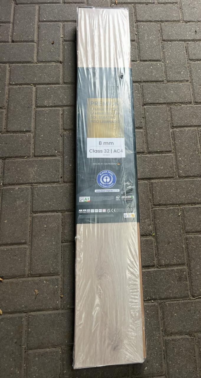 Nieuw laminaat ca 13m2, met houtnerf look