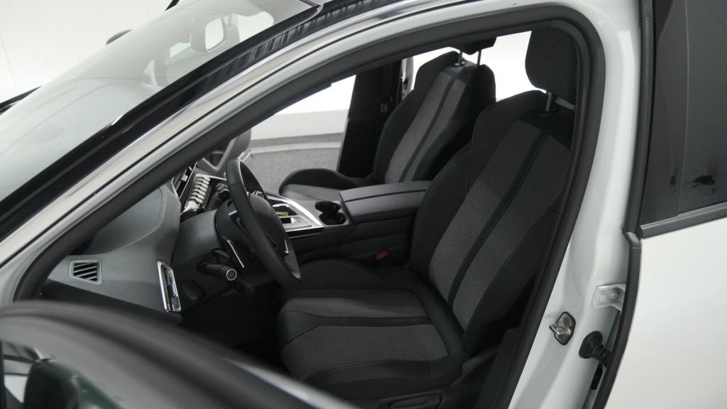Peugeot 5008 puretech 130 eat8 allure pack business | trekhaak | elektronis