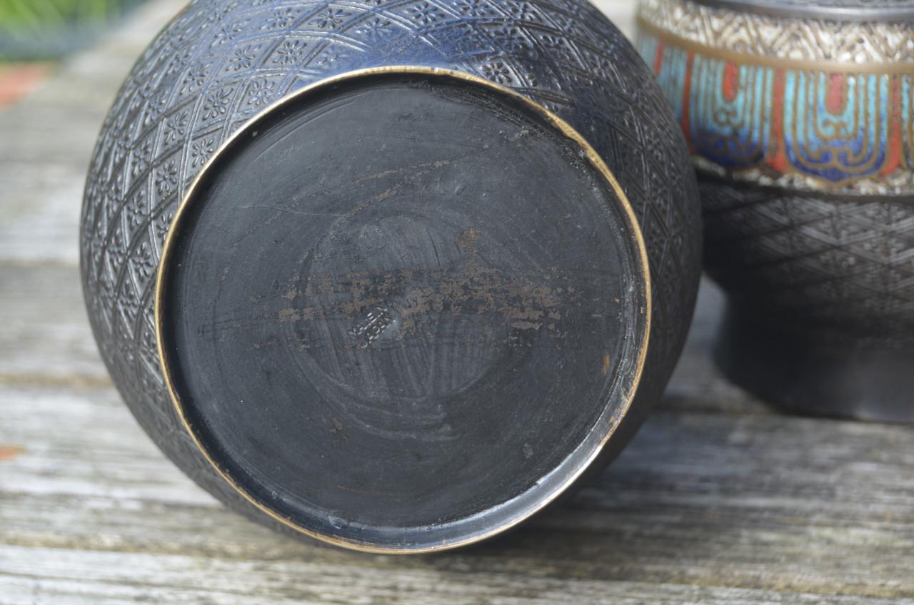 2 Japanse vazen Brons of koperlegering met cloissoné