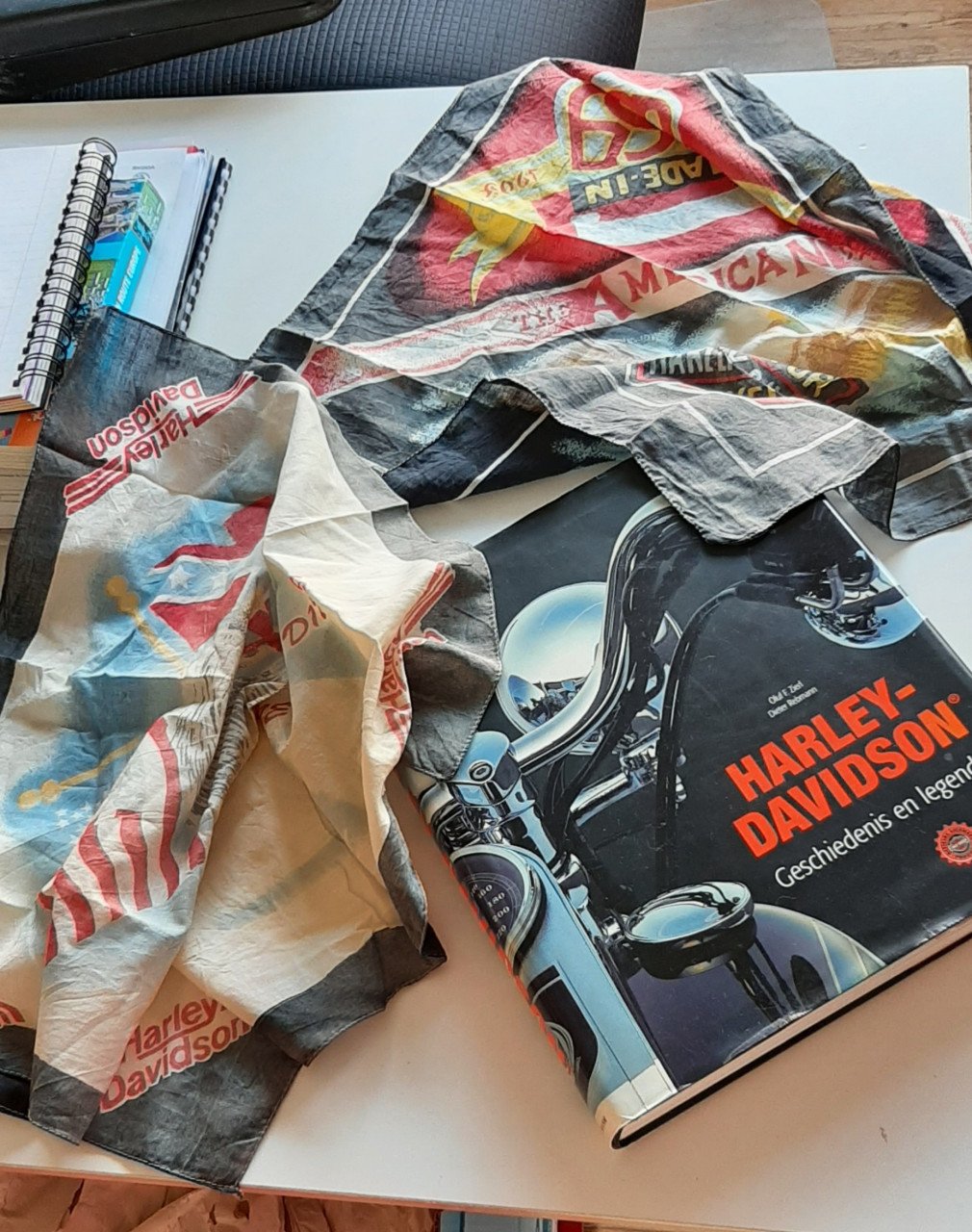 Harley Davidson boek met 2 sjaaltjes