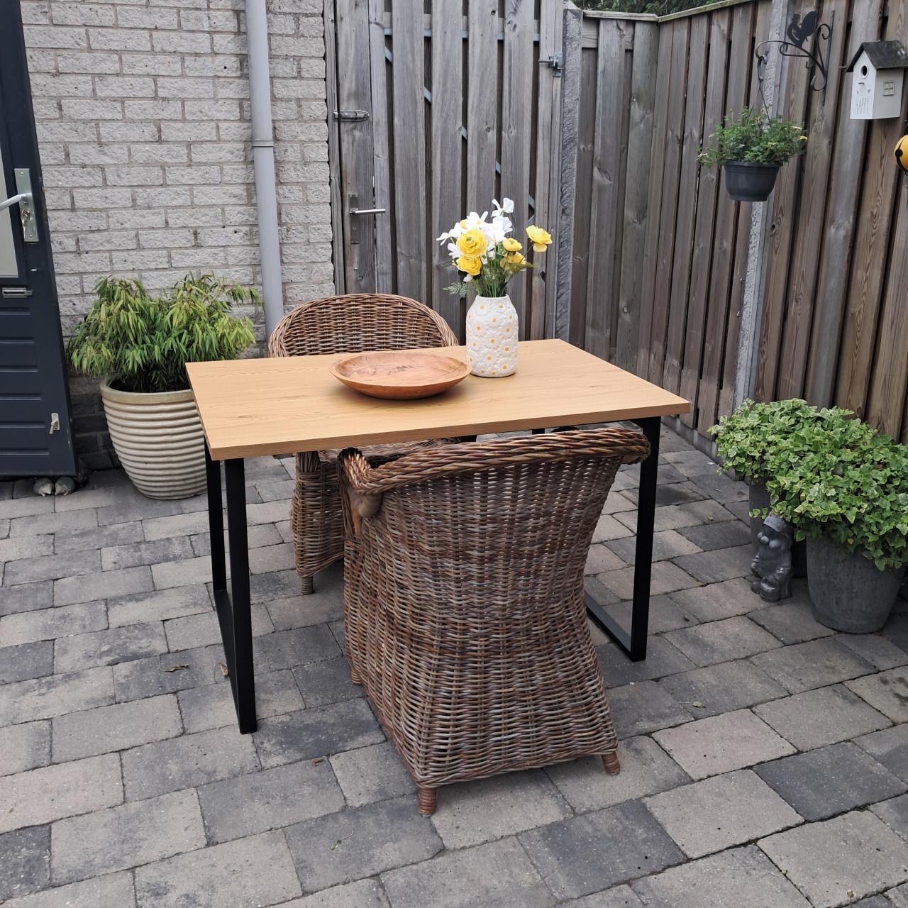Tafel en 2 rotan stoelen