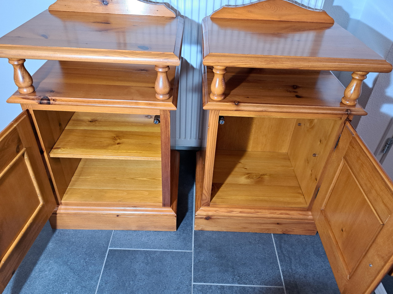 2 oude originele massief grenen nachtkastjes