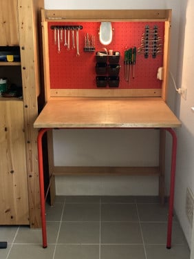 Uitklapbare werkbank aan muur