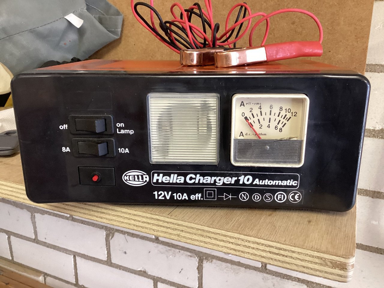Hella acculader 8/10 Amp