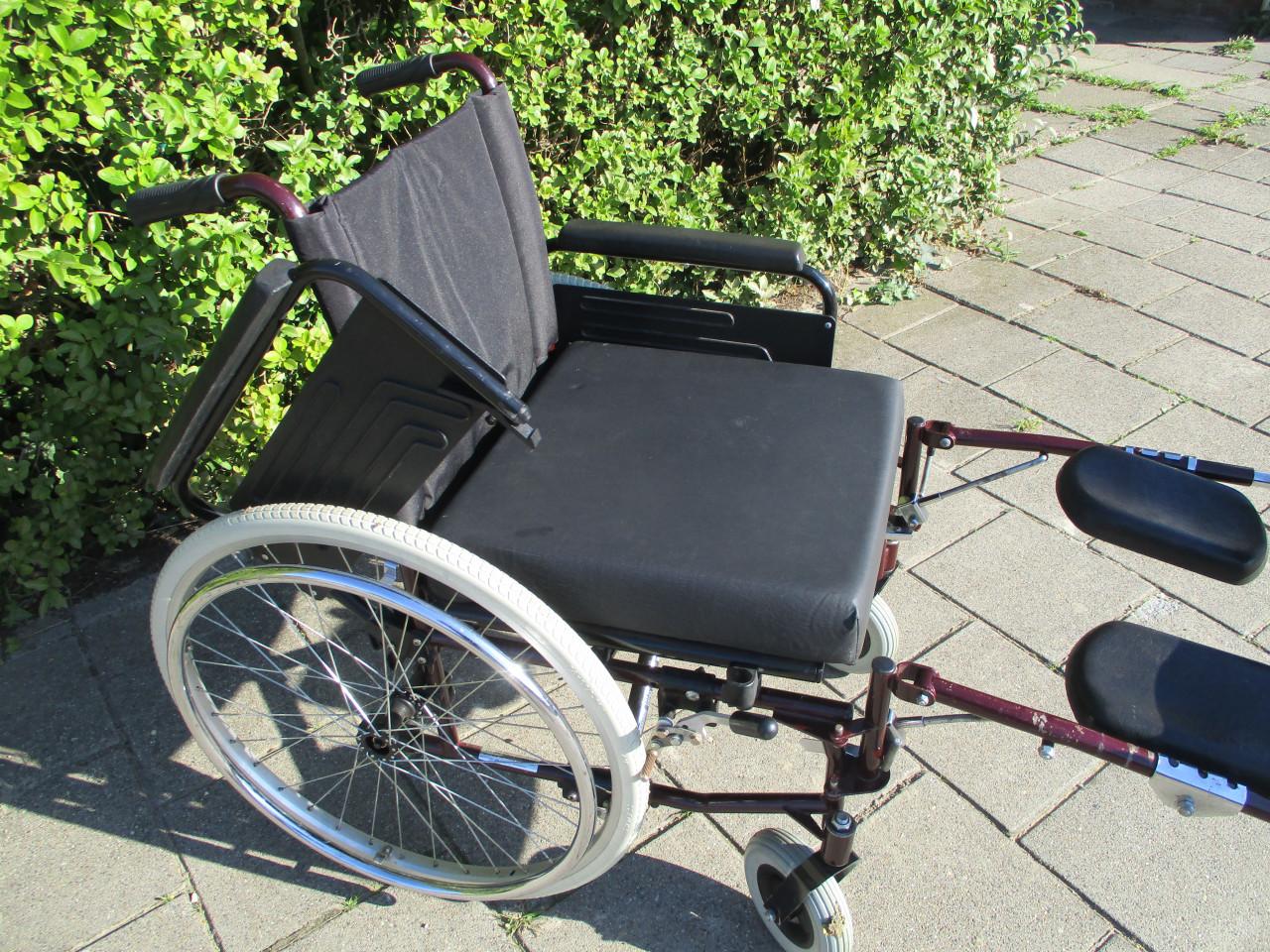 Te koop rolstoel met voet EN beensteunen
