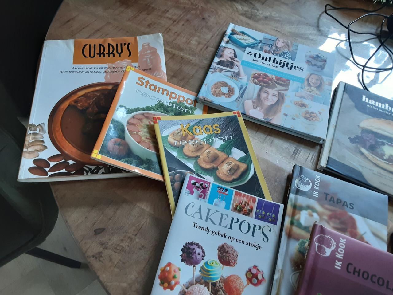 10 kookboeken  mogen samen voor 5 euro weg