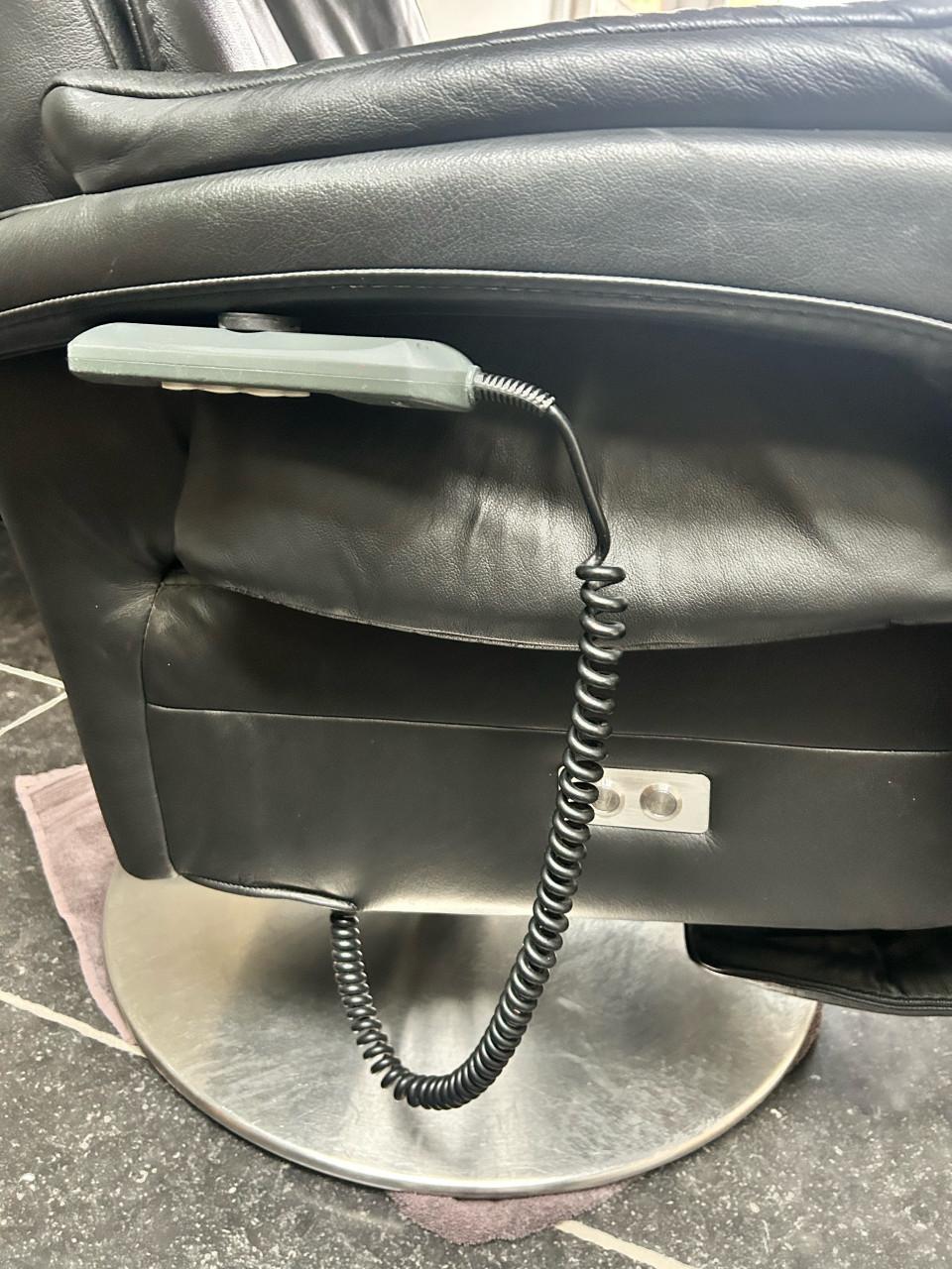 Prominent leren relaxfauteuil / sta op stoel