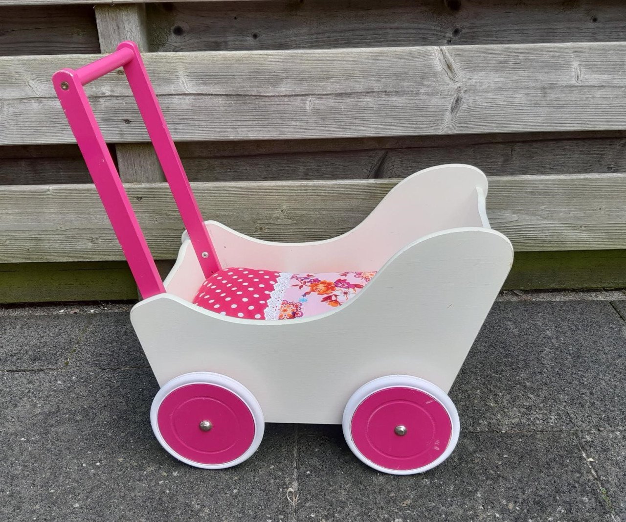 Houten poppenwagen