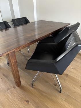 Zwart leren eetkamerstoelen en massief eiken eettafel