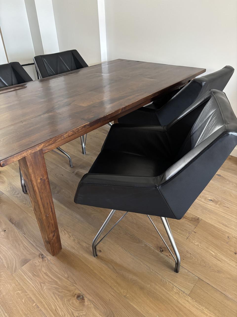 Zwart leren eetkamerstoelen en massief eiken eettafel